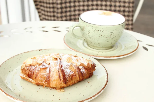 Una Taza Café Con Leche Croissant Café Verano Mesa —  Fotos de Stock