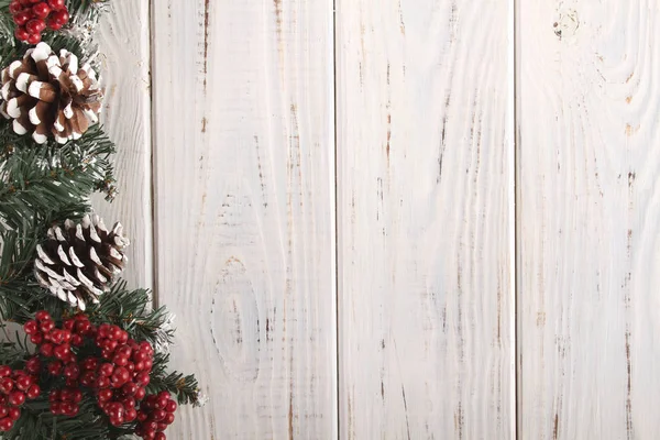 Vuren Takken Kegels Rode Bessen Een Witte Houten Achtergrond Achtergrond — Stockfoto