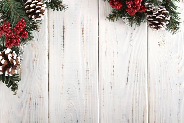 Vuren Takken Kegels Rode Bessen Een Witte Houten Achtergrond Achtergrond — Stockfoto