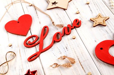 Flatlay aşk ilanı için. Kırmızı kalpler, metin sevgi, hediyeler ve hazine ile beyaz tahtalar.