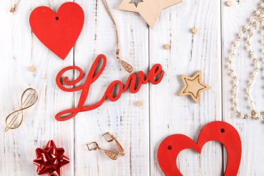 Flatlay aşk ilanı için. Kırmızı kalpler, metin sevgi, hediyeler ve hazine ile beyaz tahtalar.