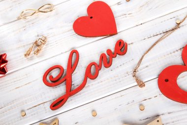 Flatlay aşk ilanı için. Kırmızı kalpler, metin sevgi, hediyeler ve hazine ile beyaz tahtalar.