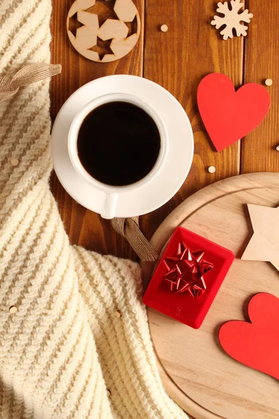 Eine Tasse Aromatischen Kaffees Auf Einem Holztisch Und Ein Festliches — Stockfoto