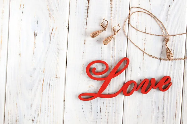 Flatlay Aşk Ilanı Için Kırmızı Kalpler Metin Sevgi Altın Takı — Stok fotoğraf
