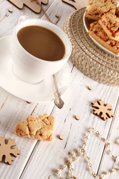 Fehér Csésze Kávét Mellett Egy Tányér Cookie Kat Hangulatos Szilveszteri — Stock Fotó