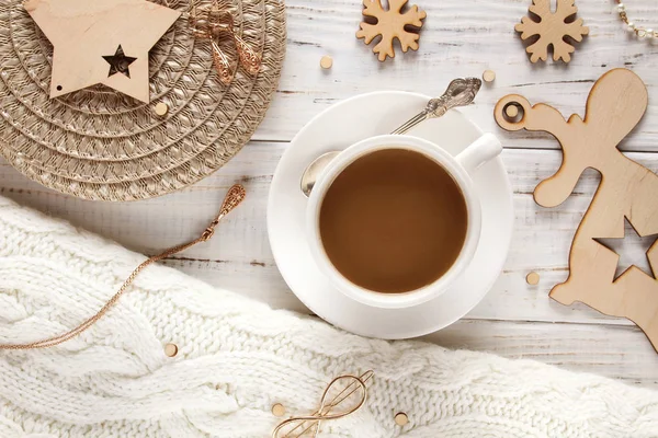Eine Tasse Aromatischen Kaffees Mit Milch Auf Einem Weißen Holztisch — Stockfoto