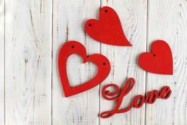 Ahşap mektupları Kupa Beyaz ahşap zemin üzerinde sevgi ve kırmızı. Arka plan veya kartpostal