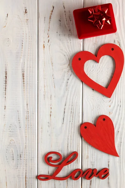 Ξύλινα Γράμματα Καρδιές Αγάπη Και Κόκκινο Λευκό Φόντο Ξύλινη Φόντο — Φωτογραφία Αρχείου