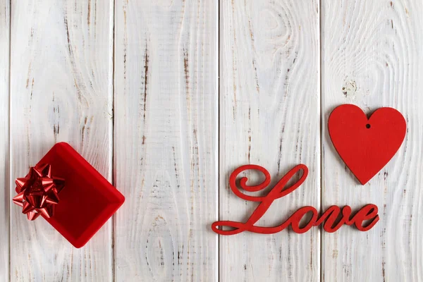 Trä Bokstäver Kärlek Och Röda Hjärtan Vit Trä Bakgrund Bakgrund — Stockfoto