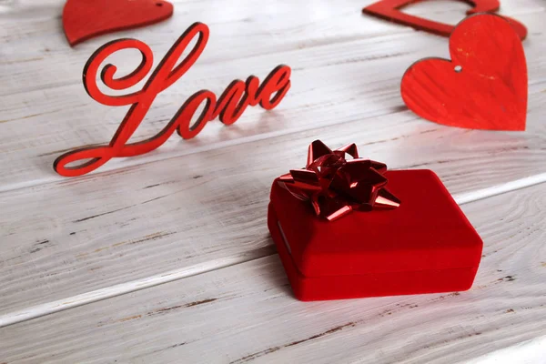 Ahşap Mektupları Kupa Beyaz Ahşap Zemin Üzerinde Sevgi Kırmızı Arka — Stok fotoğraf