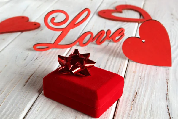 Holzbuchstaben Liebe Und Rote Herzen Auf Weißem Holzgrund Hintergrund Oder — Stockfoto