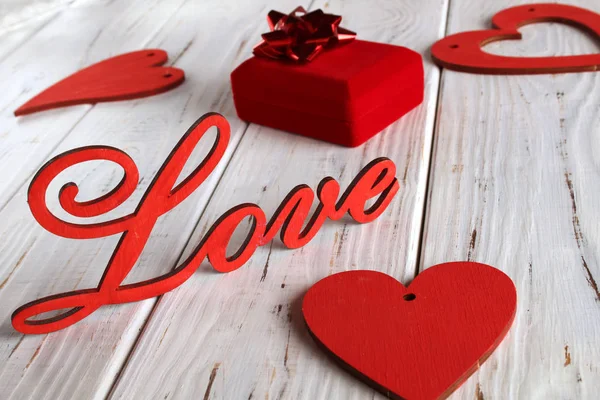 Dřevěná Písmena Lásku Červené Srdce Bílém Pozadí Dřevěná Pozadí Nebo — Stock fotografie