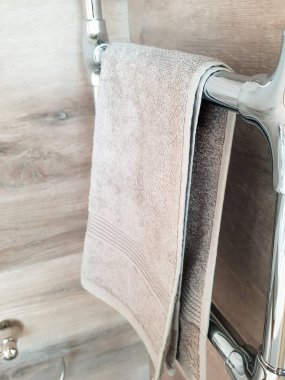 Sıcak havlu üzerinde asılı havlu