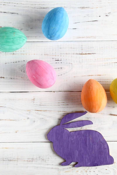 Velikonoční Zajíček Barevná Vajíčka Dřevěná Lilouet Pozadí — Stock fotografie