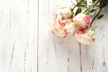 Tahta arka planda beyaz güller