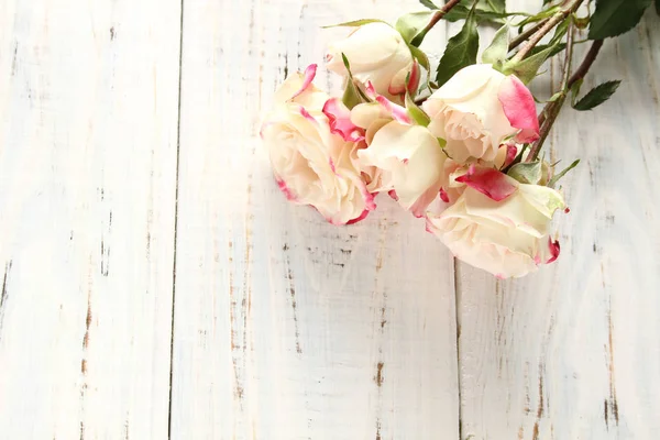 Rosas blancas sobre fondo de madera —  Fotos de Stock