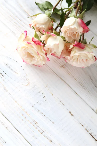 Rosas blancas sobre fondo de madera —  Fotos de Stock