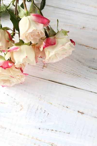 Λευκά τριαντάφυλλα σε ξύλινο φόντο — Φωτογραφία Αρχείου