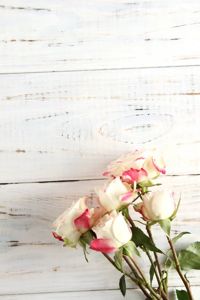 Белые розы на деревянном фоне — стоковое фото