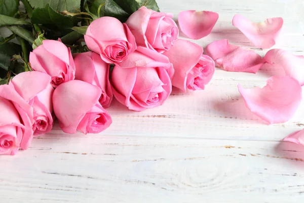 Bouquet of roses on a wooden background — Stock Photo, Image