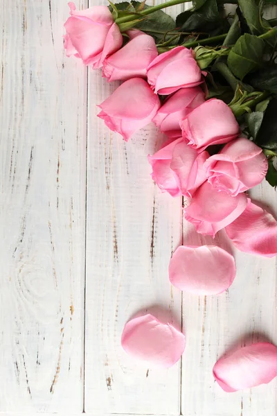 Buquê de rosas em um fundo de madeira — Fotografia de Stock