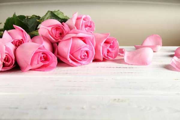 Bouquet of roses on a wooden background — Stock Photo, Image