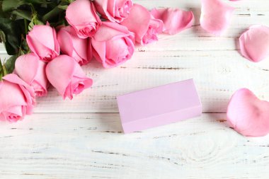 pembe güller ve hediye kutusu