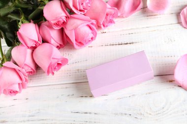 Pembe güller ve kutu