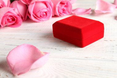 Bir sürü gül ve bir hediye.