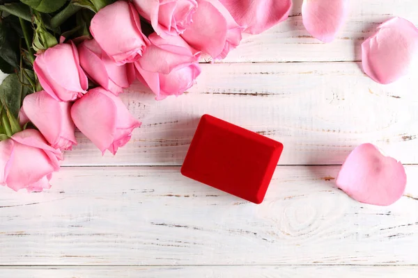 Muitas rosas e um presente — Fotografia de Stock