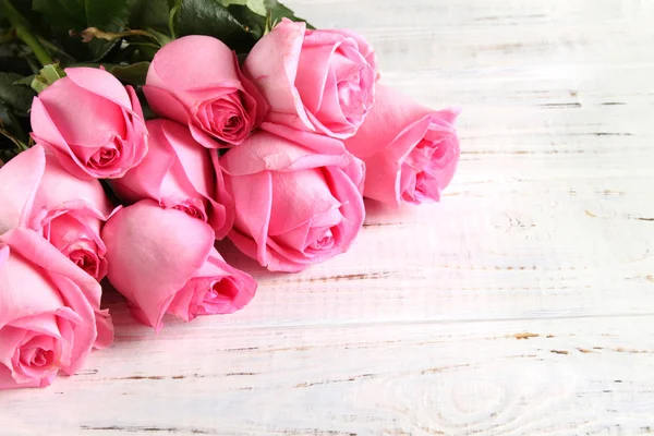 Bukiet róż na drewnianym tle — Zdjęcie stockowe
