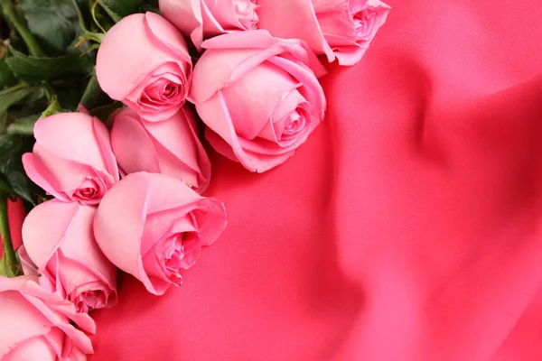 粉红色织物上的粉红色玫瑰 — 图库照片