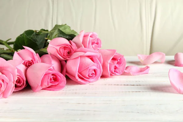 Bouquet of roses on a wooden background — Stock Photo, Image