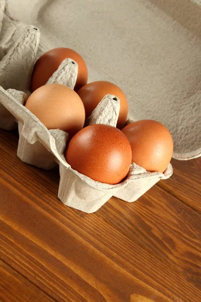 鸡蛋在纸箱 — 图库照片#