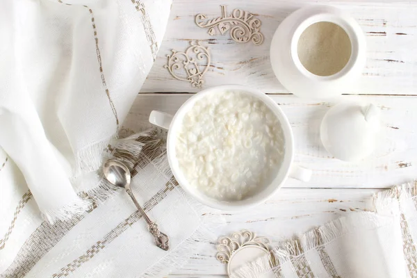 Gezond ontbijt in witte tedere kleuren. — Stockfoto