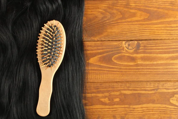 Vlasy a dřevěné vlasový kartáč — Stock fotografie