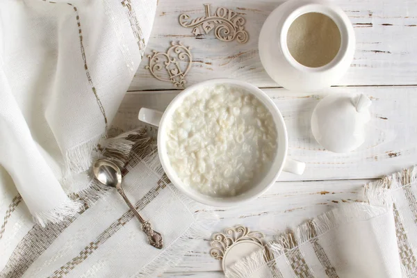 Gesundes Frühstück in weißen zarten Farben. — Stockfoto