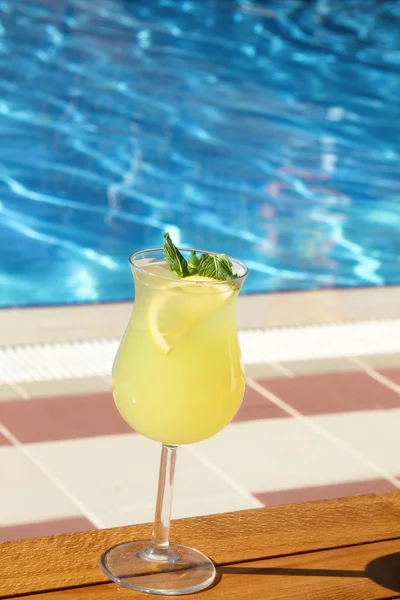 Limonata a bordo piscina — Foto Stock