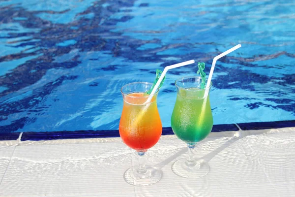 Cocktail Bevande a bordo piscina — Foto Stock