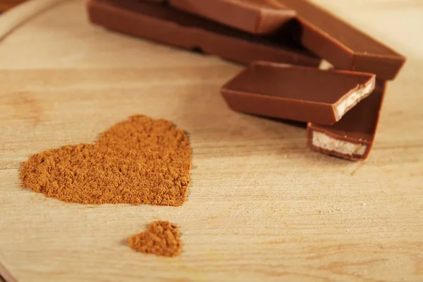 Snijdt melkchocolade — Stockfoto