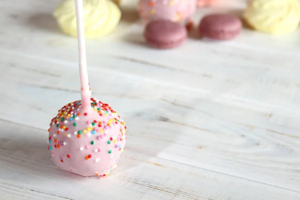 Bolo de sobremesa em um pau — Fotografia de Stock