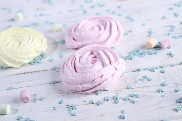 Biscuits Meringues Colorés Sur Table Jolies Vacances — Photo