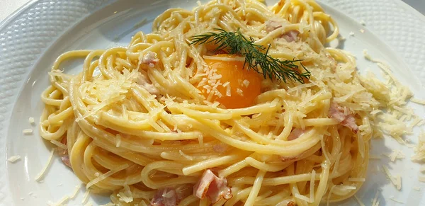 Carbonara Pasta Met Kaas Ham Dooier Ligt Een Bord — Stockfoto