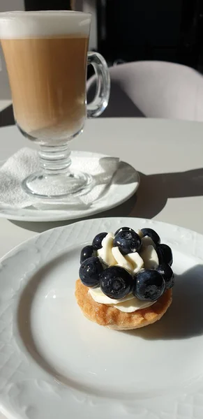 Glasbecher Mit Latte Und Köstlichem Dessert Mit Blaubeeren Auf Einem — Stockfoto