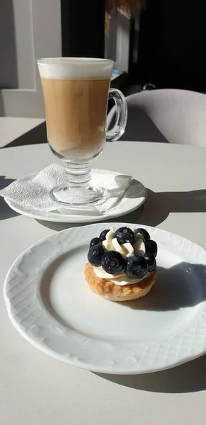 Tazza Vetro Con Latte Delizioso Dessert Con Mirtilli Tavolo Ristorante — Foto Stock