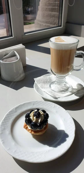 Glasbecher Mit Latte Und Köstlichem Dessert Mit Blaubeeren Auf Einem — Stockfoto