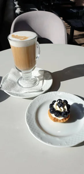 Glasbecher Mit Latte Und Köstlichem Dessert Mit Blaubeeren Auf Einem — Stockfoto