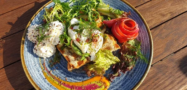 Restoranda Kahvaltı Haşlanmış Yumurta Kırmızı Balık Şifalı Otlar Ekmek — Stok fotoğraf