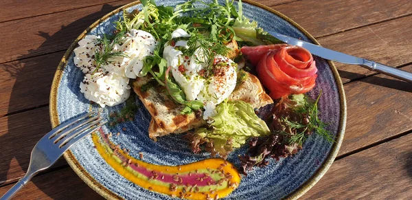 Restoranda Kahvaltı Haşlanmış Yumurta Kırmızı Balık Şifalı Otlar Ekmek — Stok fotoğraf