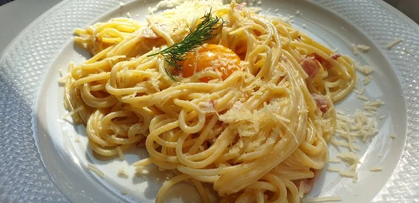 Carbonara Pasta Met Kaas Ham Dooier Ligt Een Bord — Stockfoto